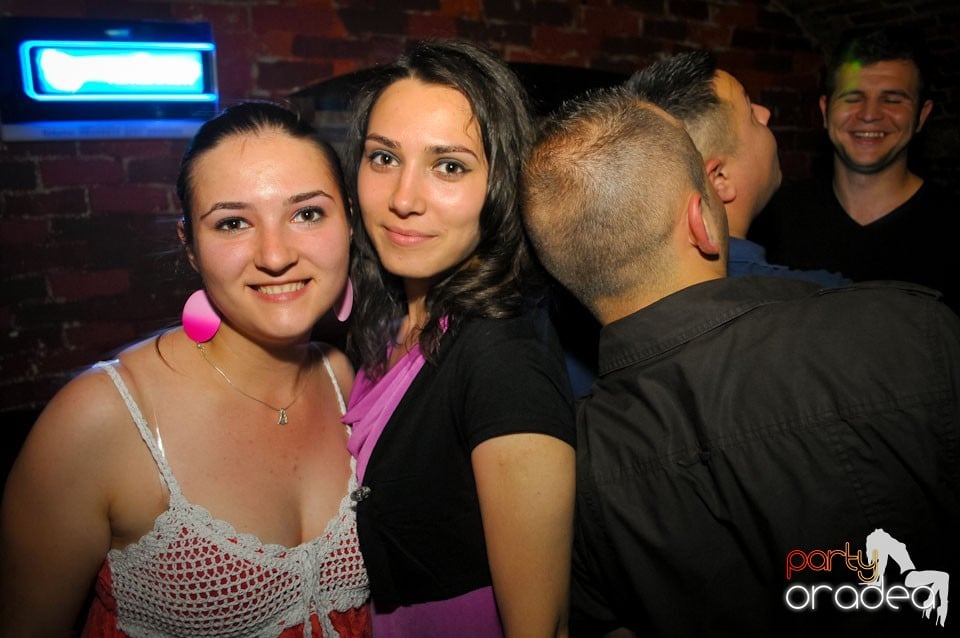 Joi seara e Holsten Party în Club Escape, 