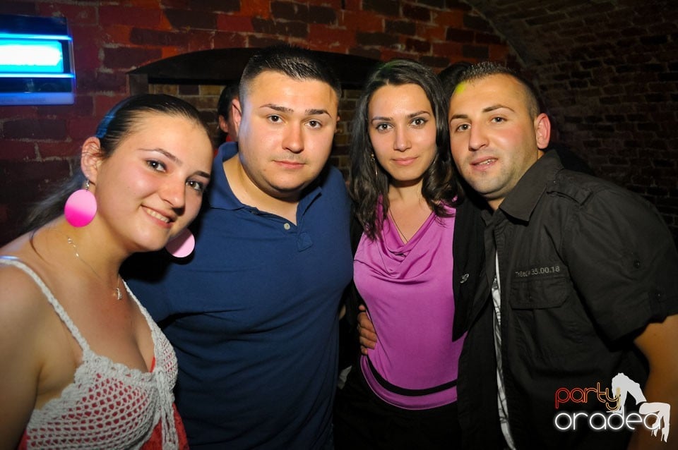 Joi seara e Holsten Party în Club Escape, 