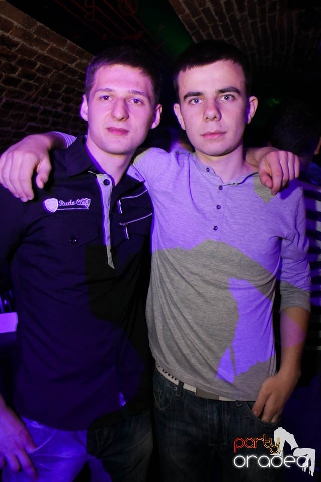 Joi seara e Holsten Party în Escape, 