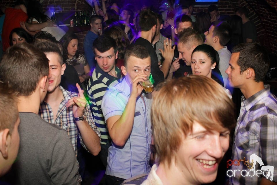 Joi seara e Holsten Party în Escape, 