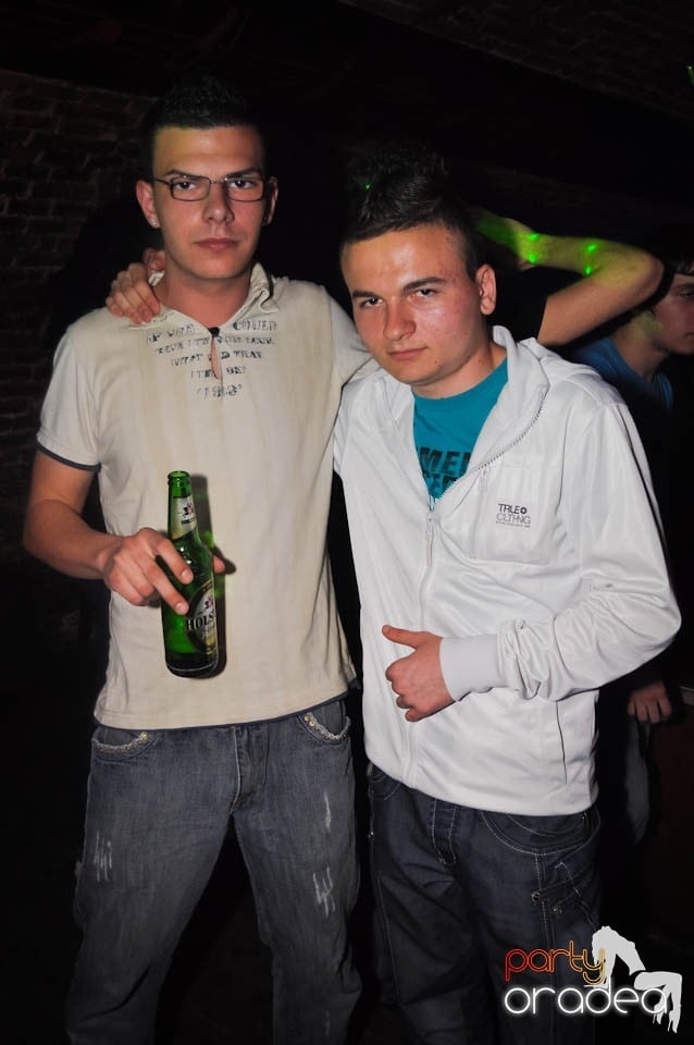 Joi seara e Holsten Party în Escape, 