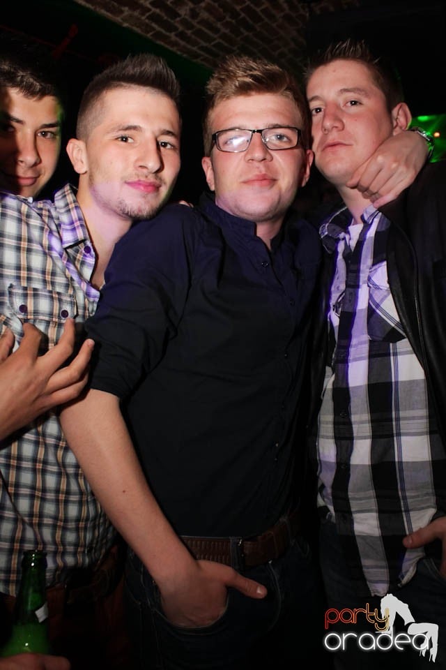 Joi seara e Holsten Party în Escape, 