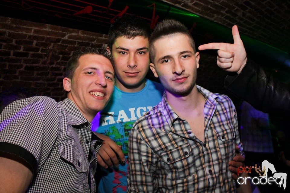 Joi seara e Holsten Party în Escape, 