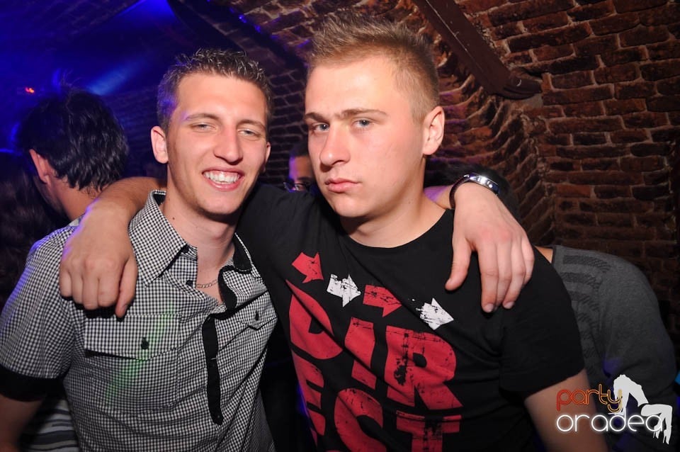 Joi seara e Holsten Party în Escape, 