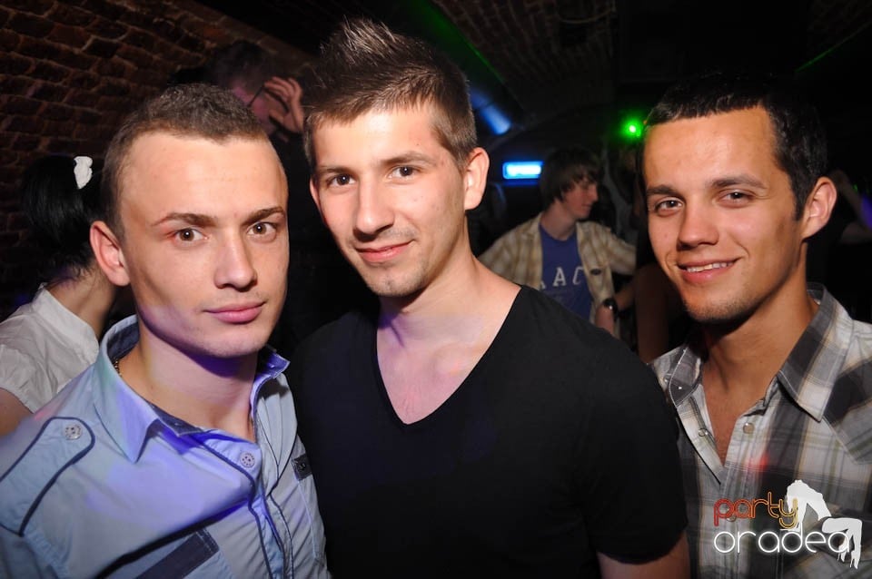 Joi seara e Holsten Party în Escape, 