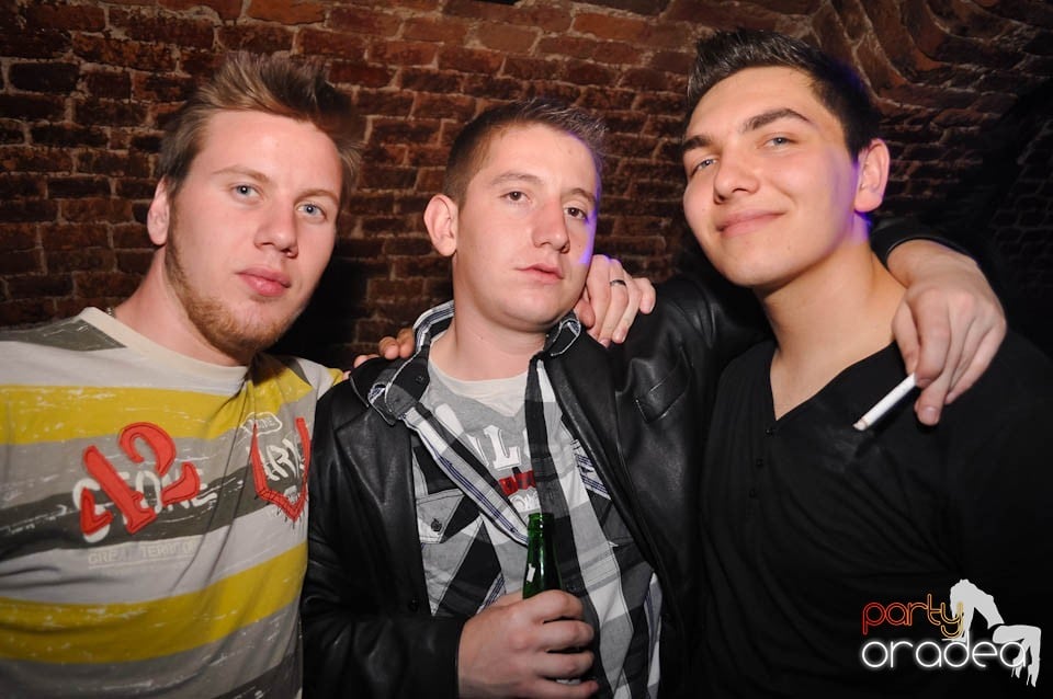 Joi seara e Holsten Party în Escape, 