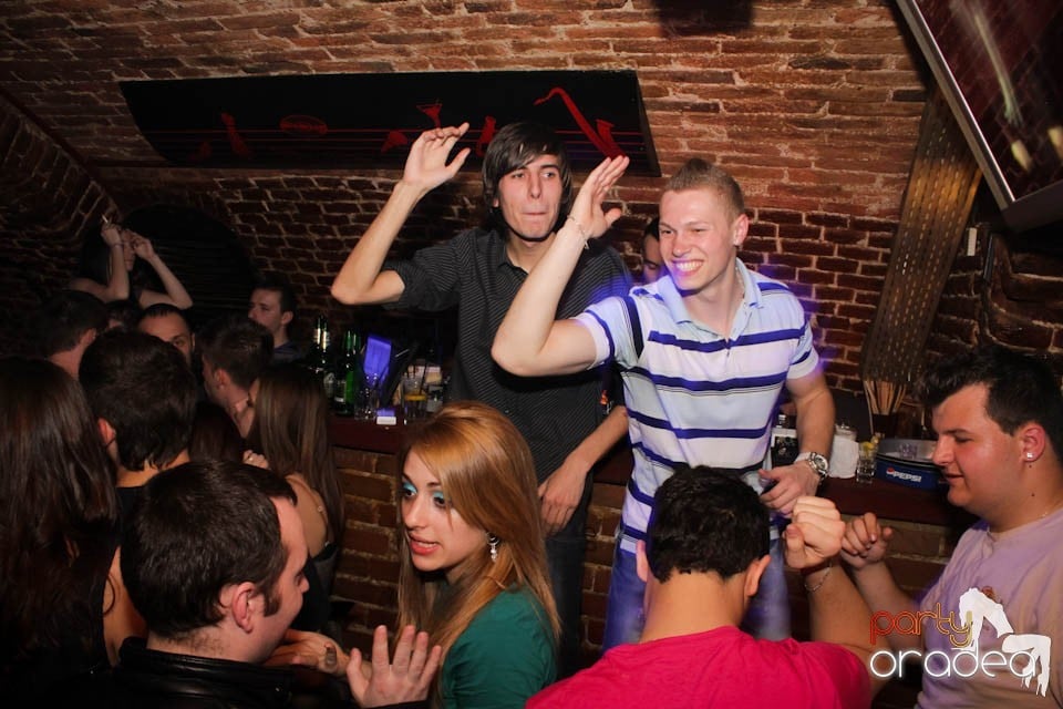 Joi seara e Holsten Party în Escape, 