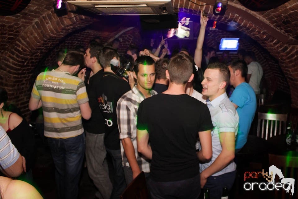 Joi seara e Holsten Party în Escape, 