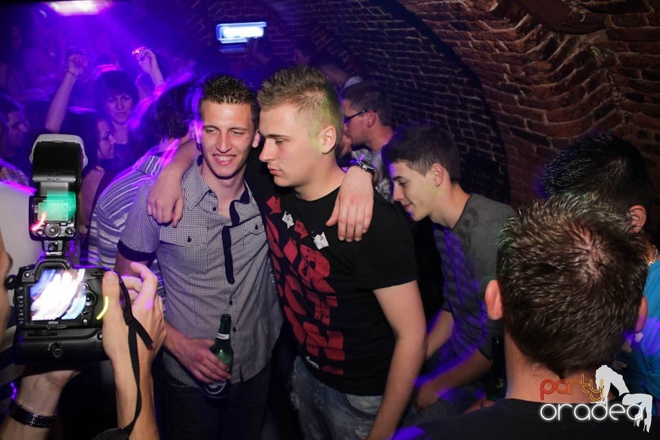 Joi seara e Holsten Party în Escape, 