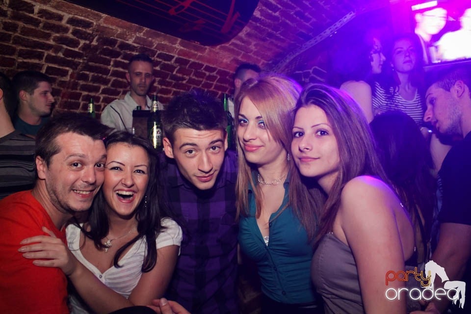 Joi seara e Holsten Party în Escape, 