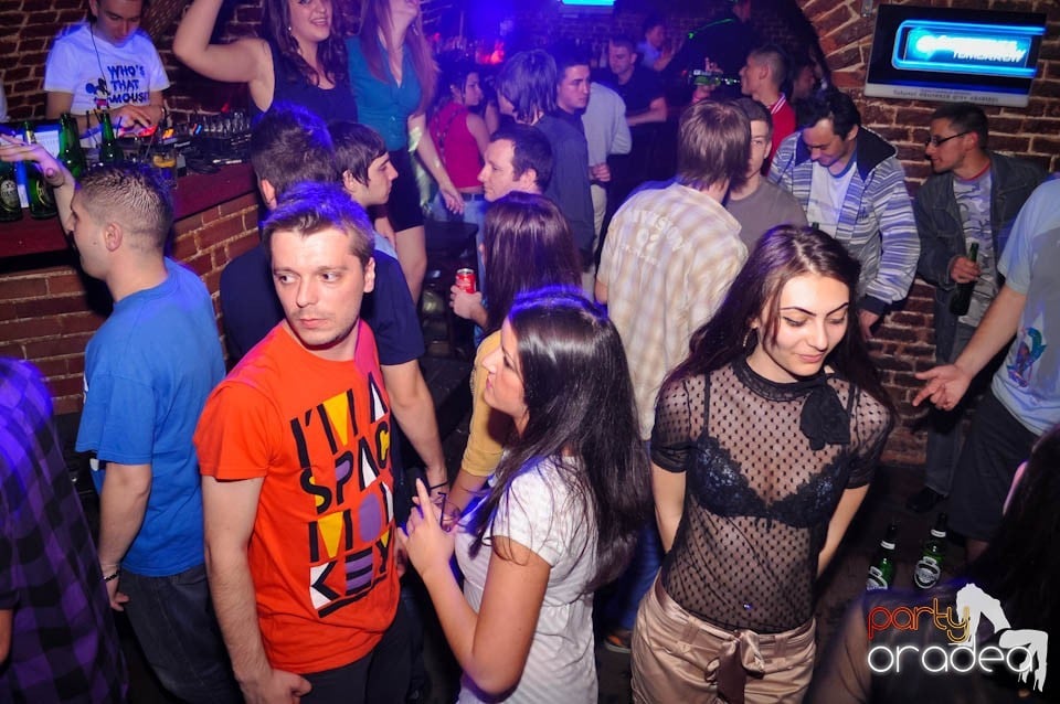 Joi seara e Holsten Party în Escape, 