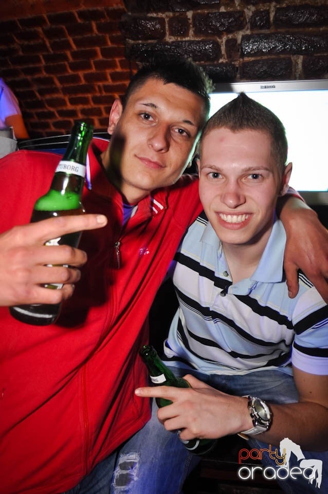 Joi seara e Holsten Party în Escape, 