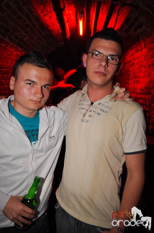 Joi seara e Holsten Party în Escape, 