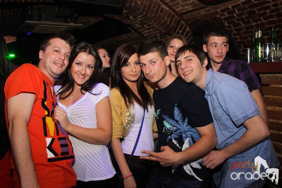 Joi seara e Holsten Party în Escape, 