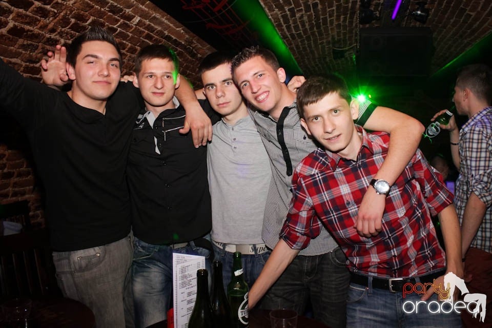 Joi seara e Holsten Party în Escape, 