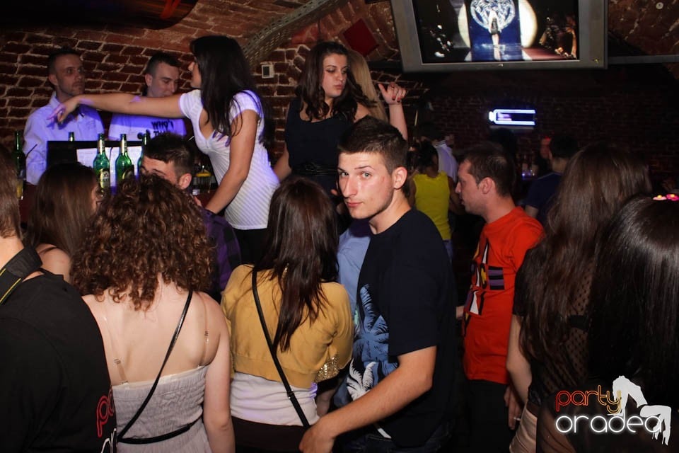 Joi seara e Holsten Party în Escape, 