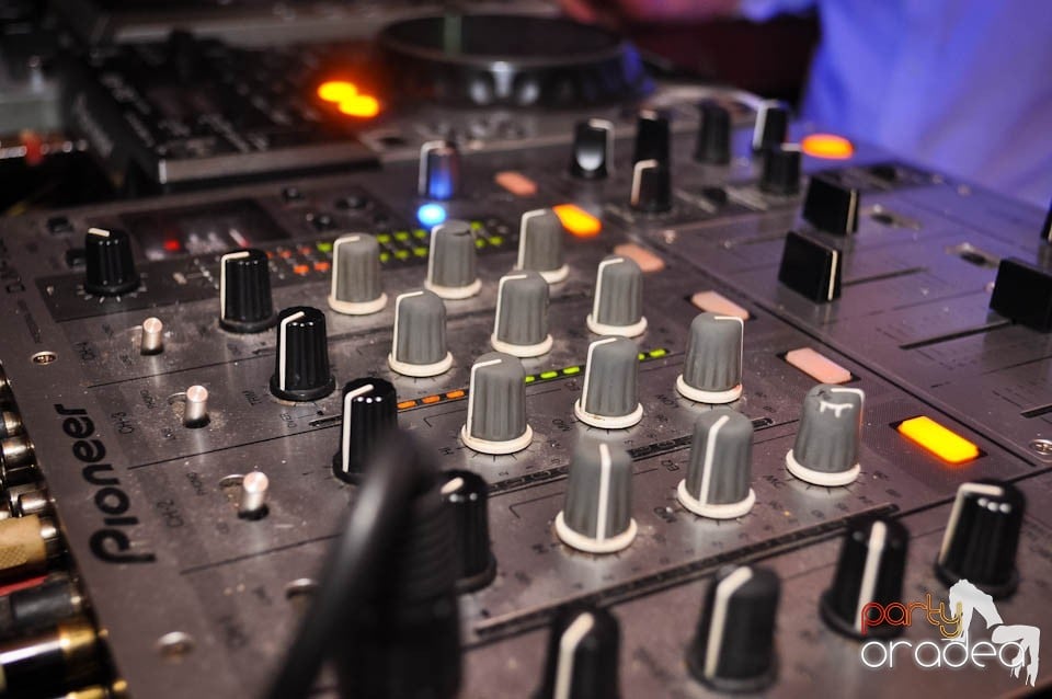 Joi seara e Holsten Party în Escape, 