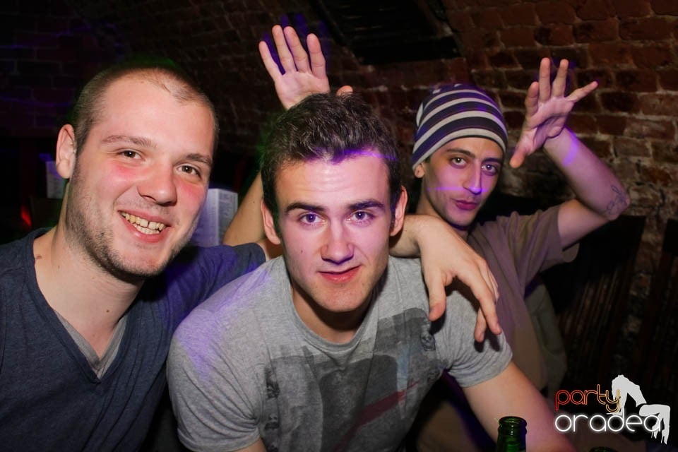 Joi seara e Holsten Party în Escape, 