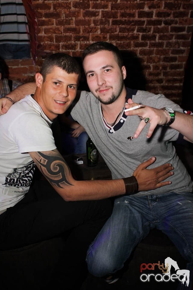 Joi seara e Holsten Party în Escape, 