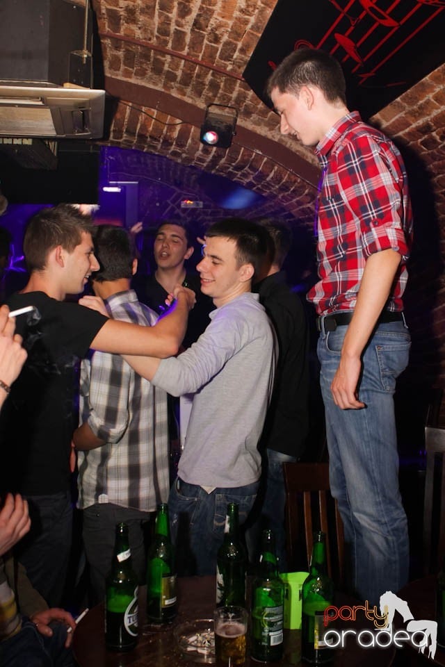 Joi seara e Holsten Party în Escape, 