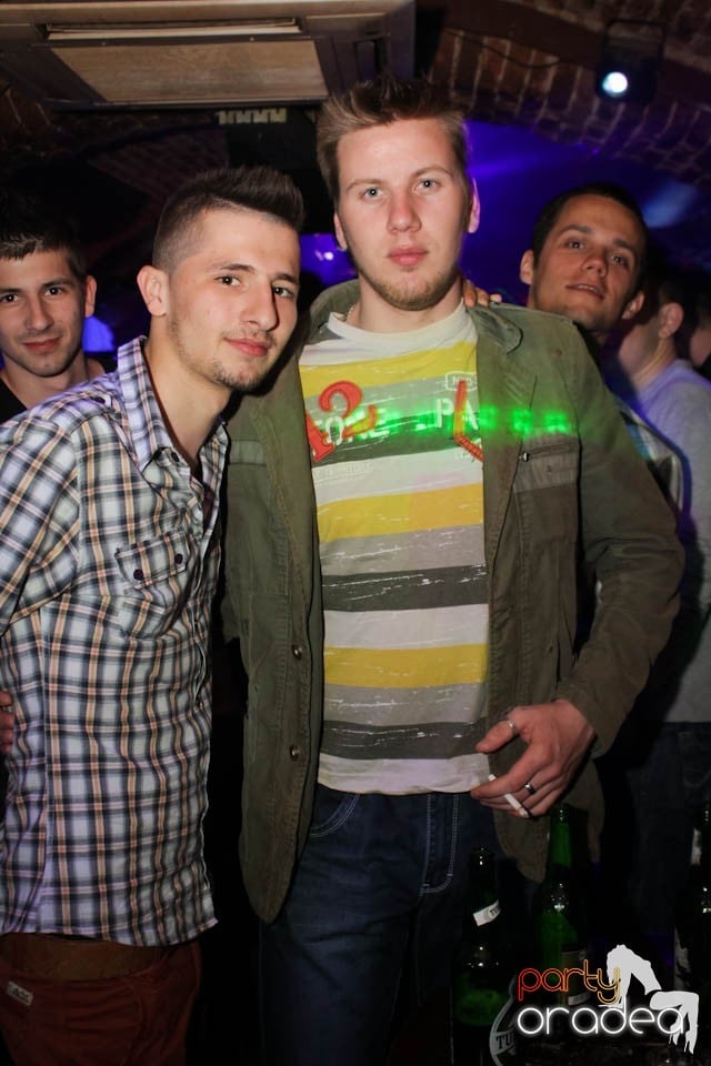 Joi seara e Holsten Party în Escape, 