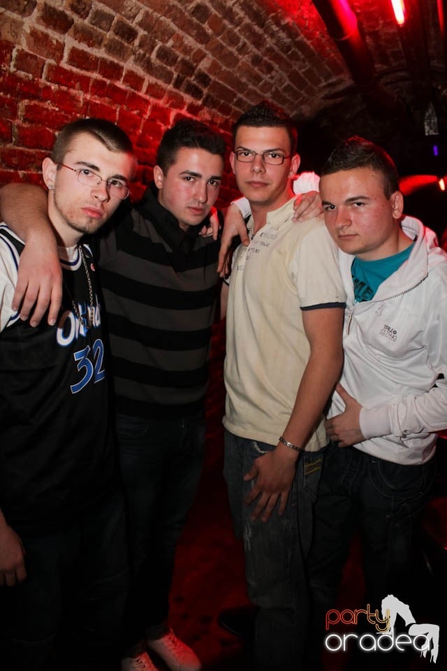 Joi seara e Holsten Party în Escape, 