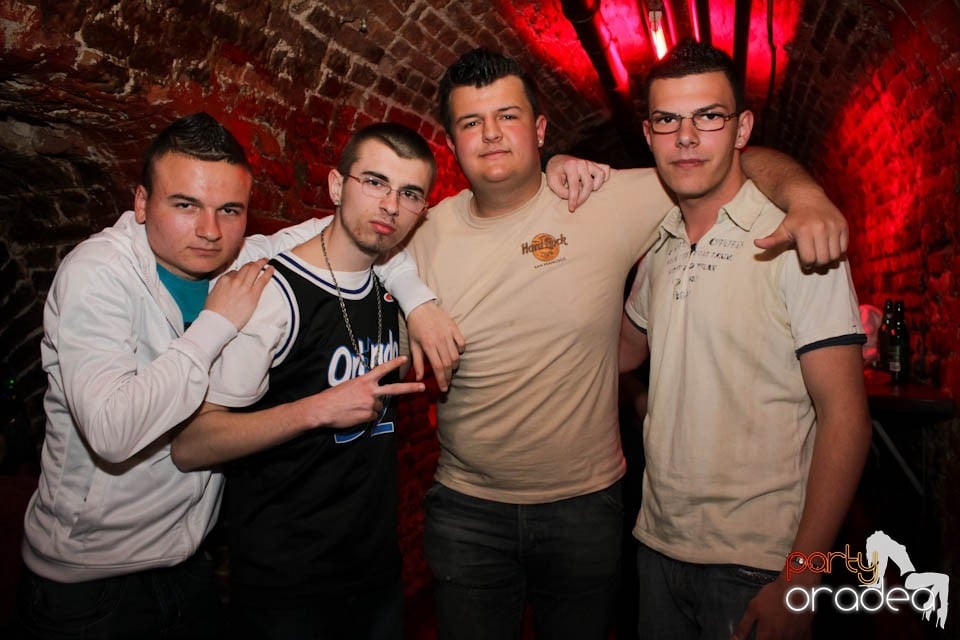 Joi seara e Holsten Party în Escape, 