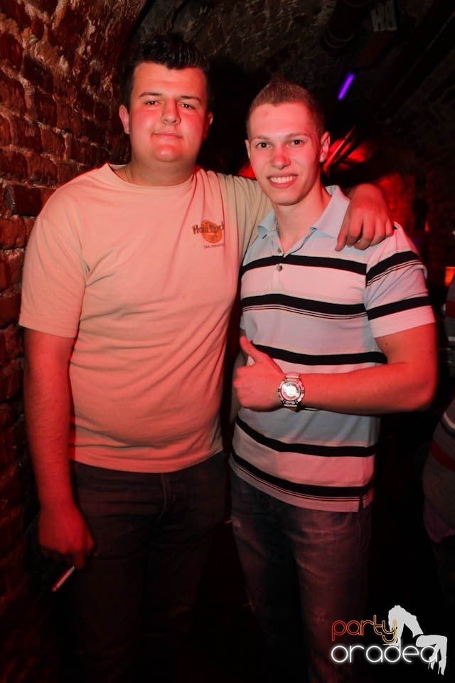 Joi seara e Holsten Party în Escape, 