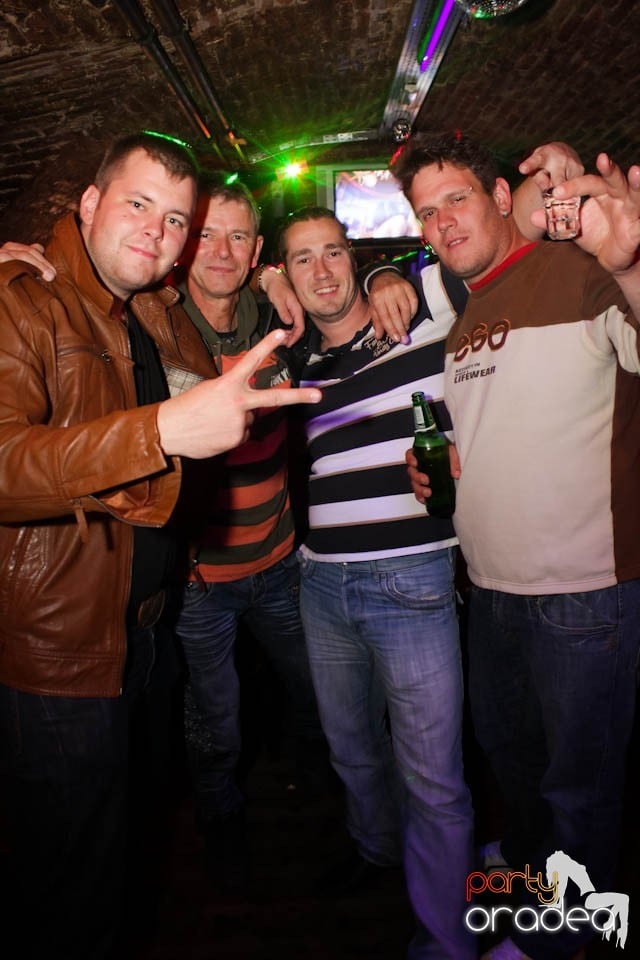 Joi seara e Holsten Party în Escape, 