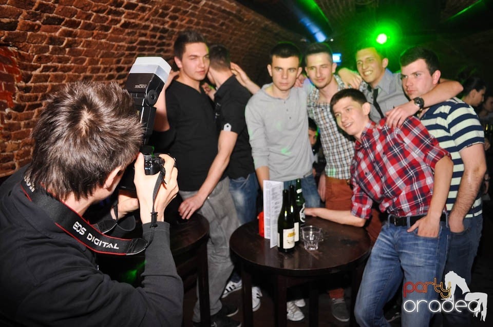 Joi seara e Holsten Party în Escape, 