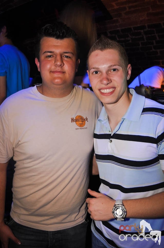 Joi seara e Holsten Party în Escape, 