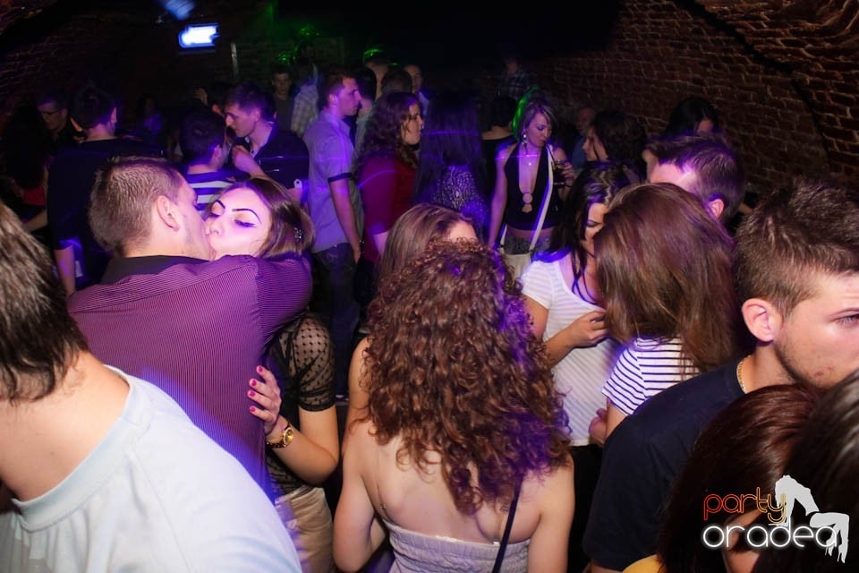 Joi seara e Holsten Party în Escape, 