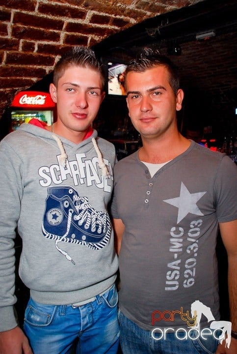 Joi seara în Club Escape, 