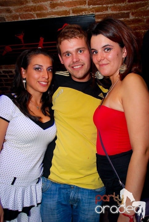 Joi seara în Club Escape, 