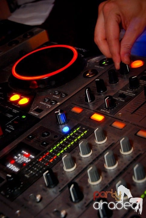 Joi seara în Club Escape, 