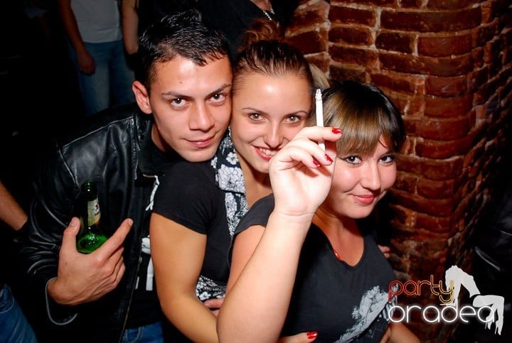 Joi seara în Club Escape, 