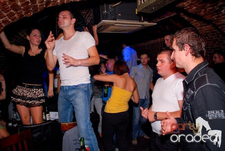 Joi seara în Club Escape, 