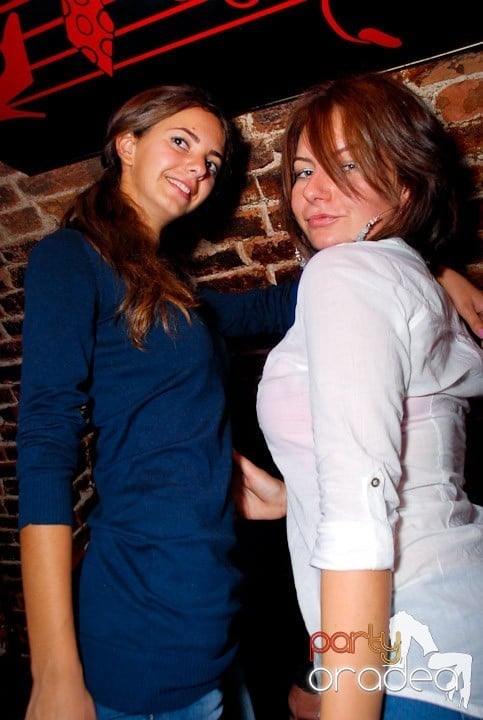 Joi seara în Club Escape, 