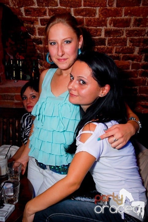 Joi seara în Club Escape, 