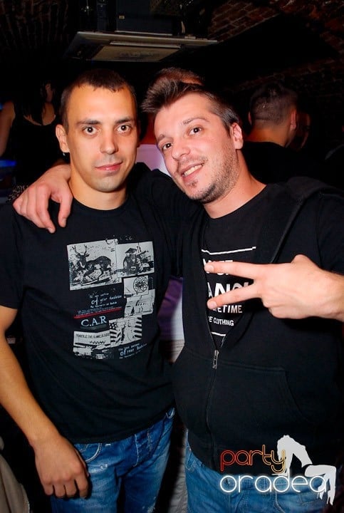 Joi seara în Club Escape, 