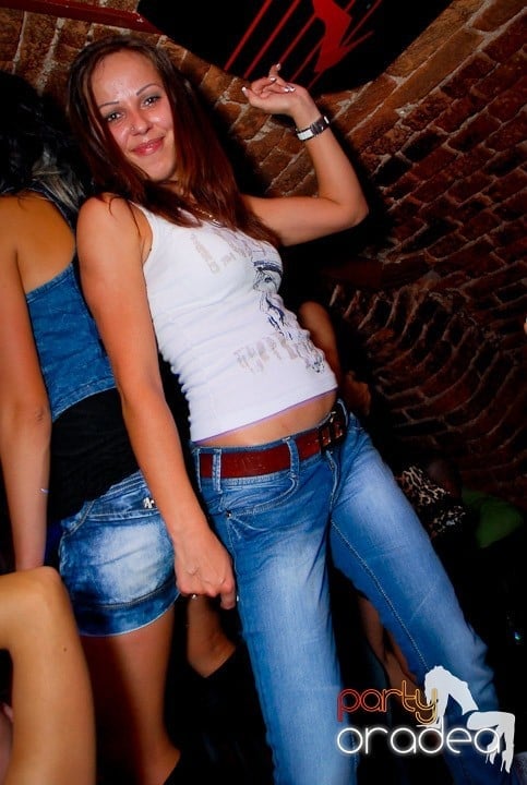 Joi seara în Club Escape, 