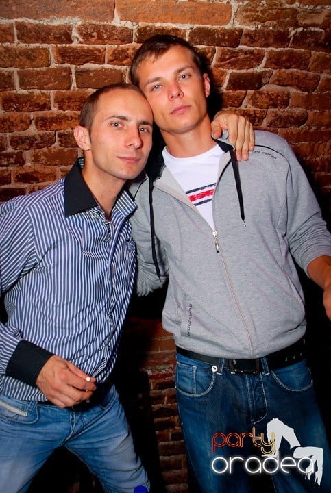 Joi seara în Club Escape, 