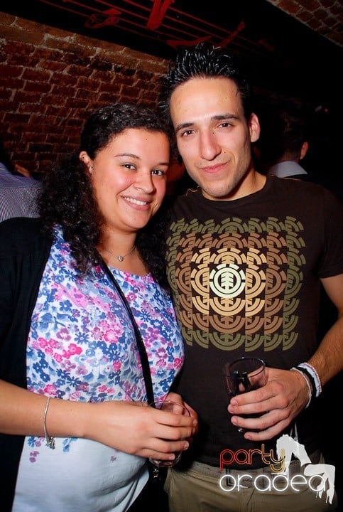 Joi seara în Club Escape, 