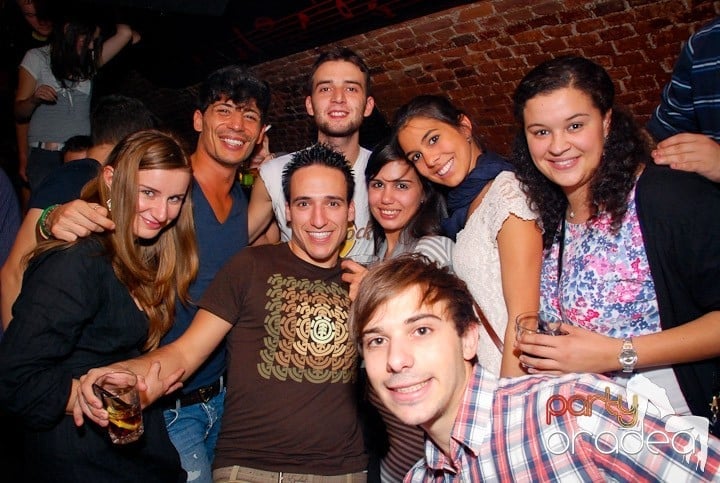 Joi seara în Club Escape, 