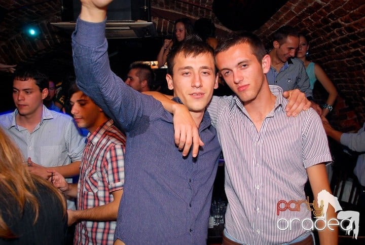 Joi seara în Club Escape, 