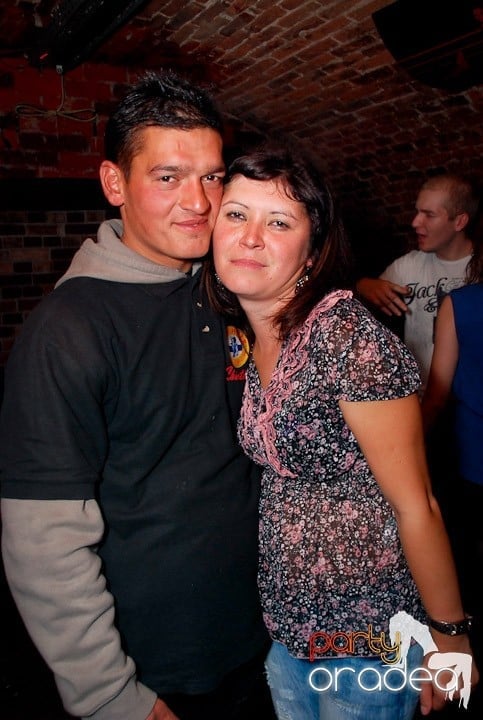 Joi seara în Club Escape, 