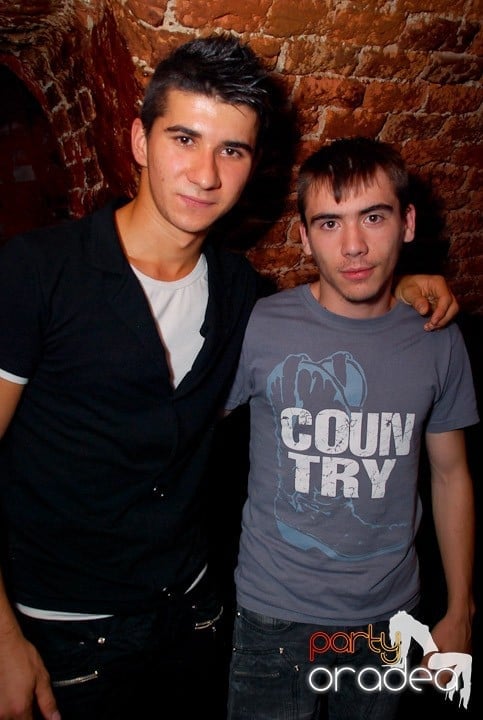 Joi seara în Club Escape, 