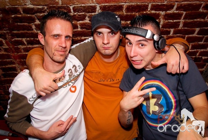 Joi seara în Club Escape, 