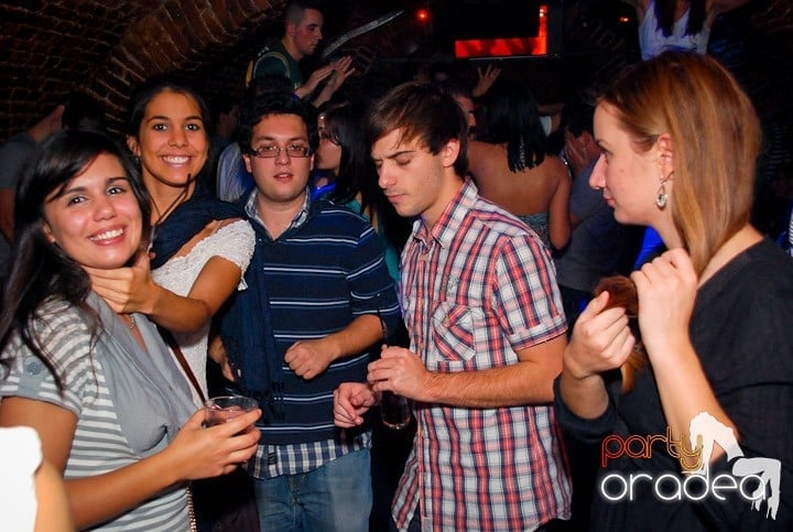 Joi seara în Club Escape, 