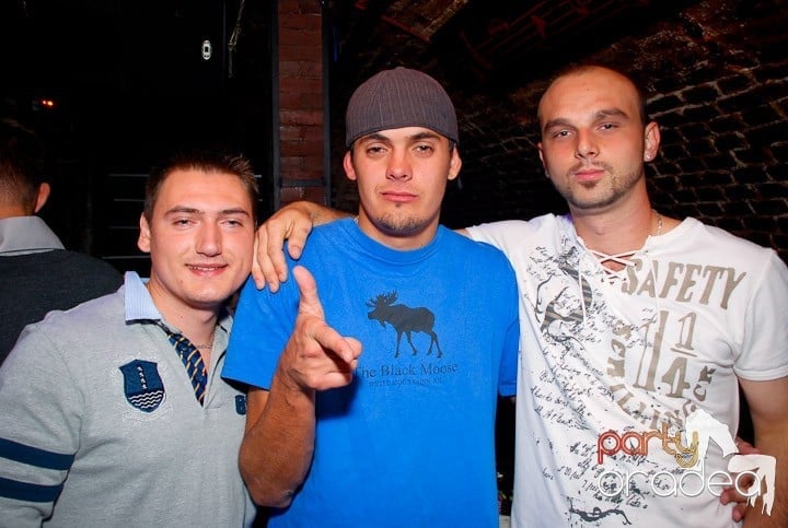 Joi seara în Club Escape, 